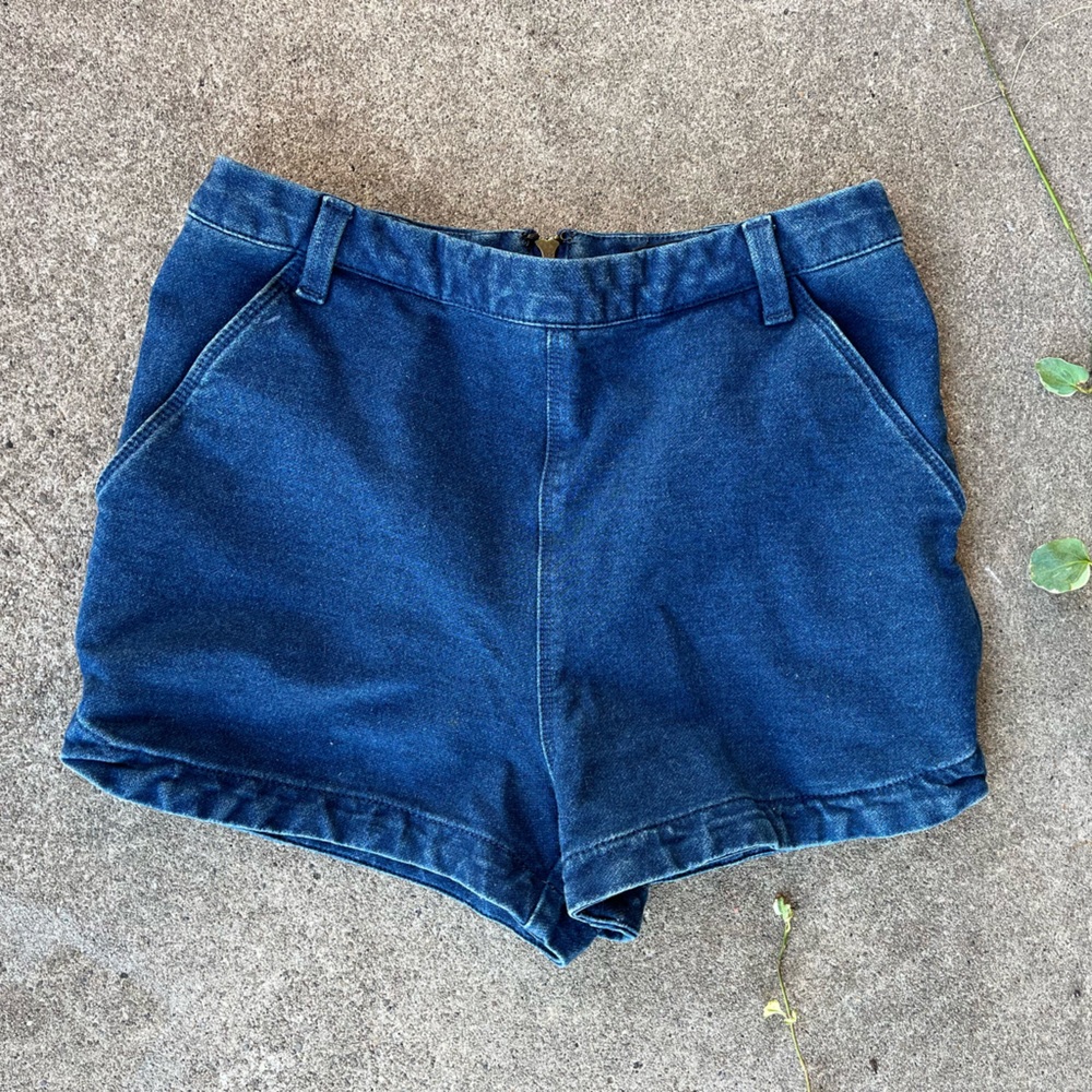 High-waisted, denim stretch short-shorts.